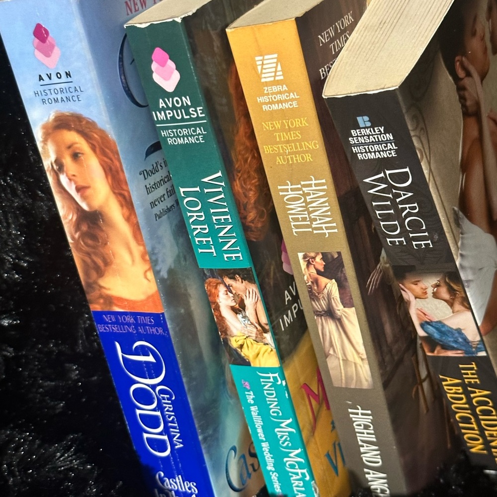 Romance Novels, bundle up 🔥📚